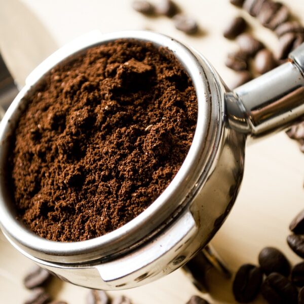 Con prezzi alle stelle e carenza di materia prima, il settore del caffè cerca soluzioni